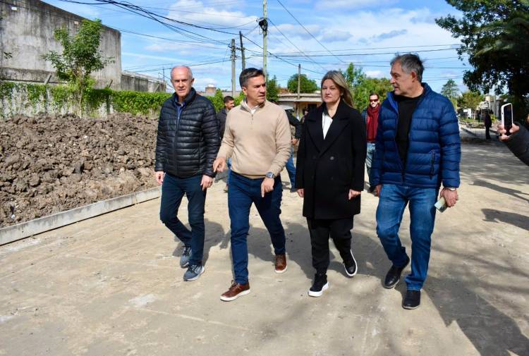 RESISTENCIA: EL GOBERNADOR ZDERO CONSTATÓ EL AVANCE DE PAVIMENTACIÓN DE LA CALLE COCOMAROLA