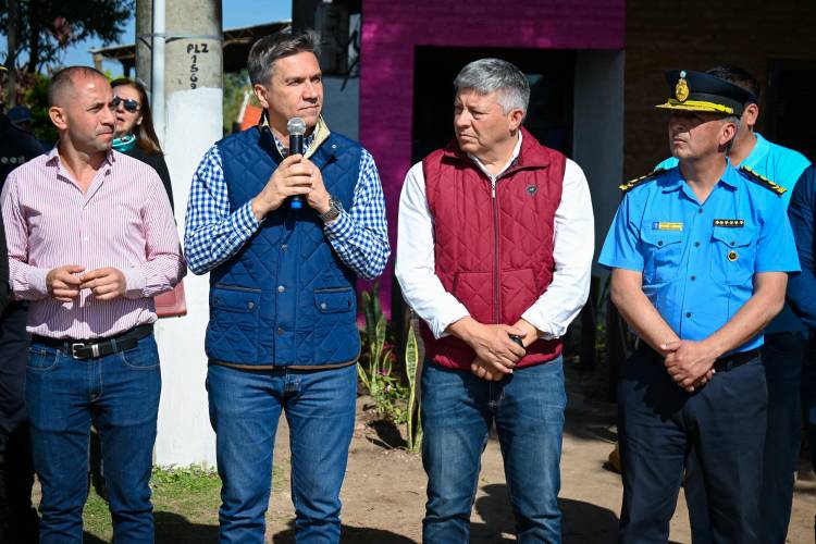 PLAN ESTRATÉGICO DE SEGURIDAD: EL GOBERNADOR ZDERO ENTREGÓ UN PATRULLERO NUEVO PARA LA POLICÍA RURAL DE PRESIDENCIA DE LA PLAZA