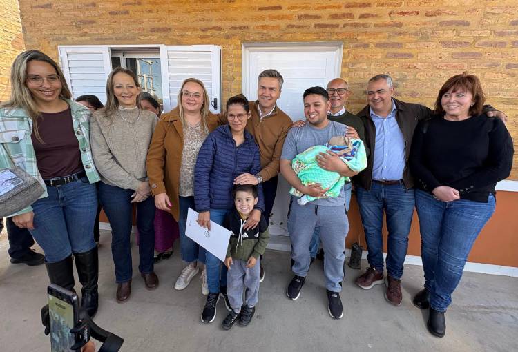 PAMPA DEL INFIERNO: EL GOBERNADOR ZDERO ENTREGÓ VIVIENDAS DEL PROGRAMA PROVINCIAL ÑACHEC