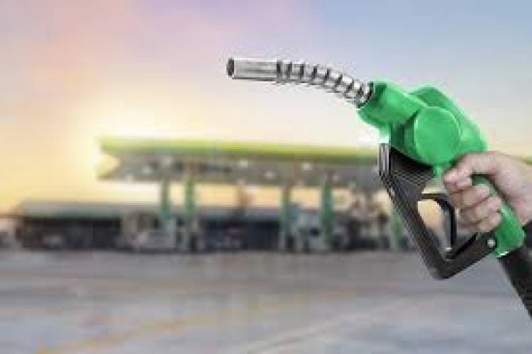 EL GOBIERNO AUMENTÓ PARCIALMENTE EL IMPUESTO A LOS COMBUSTIBLES Y POSTERGÓ UNA SUBA